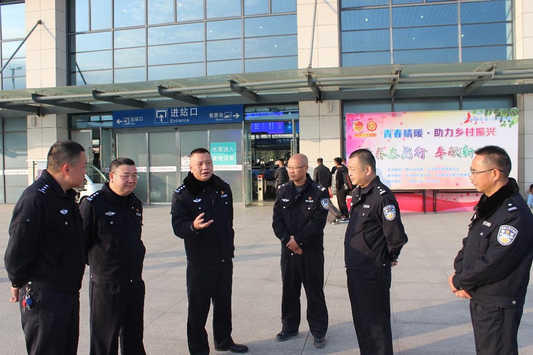 云浮新区管委会副主任,市公安局云安分局局长司徒耀荣到云浮高铁站